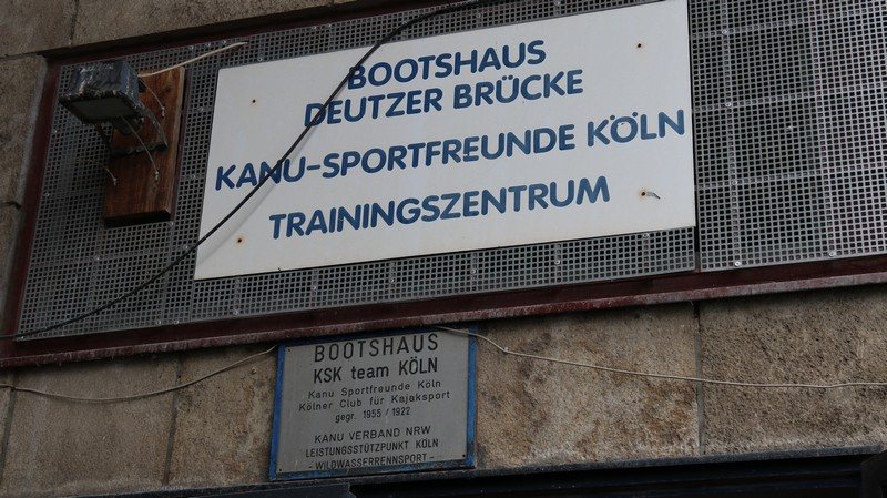 Bootshaus Deutzer Brücke: Schilder der Kanu-Sportfreunde Köln und des KSK-Teams Köln